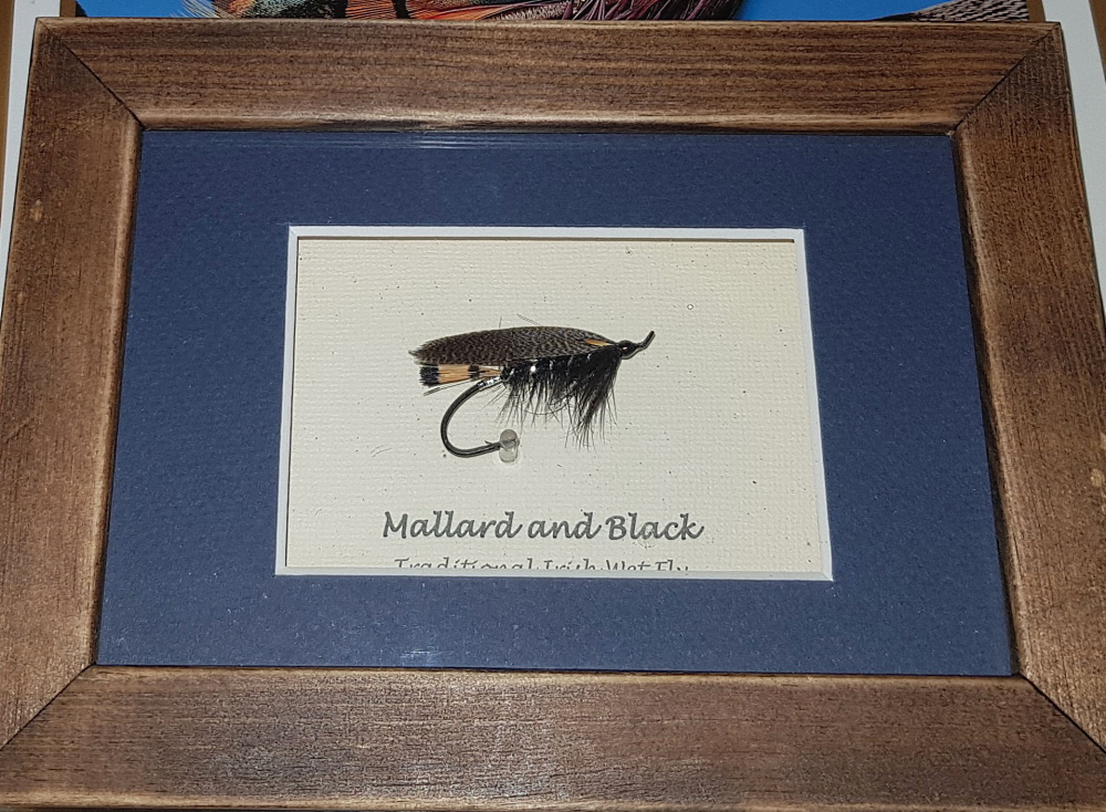 Sztuczna mucha wędkarska w drewnianej ramce hak łososiowy prezent upominek Mallard and Black Traditional Irish Wet Fly
